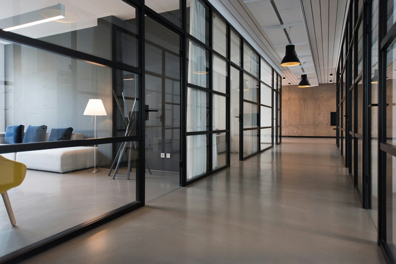 Oficinas luminosas con divisiones de vidrio